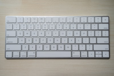 银白色电脑键盘